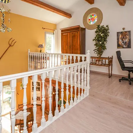 Σπίτι διακοπών Stunning In Pujaut With Kitchen *