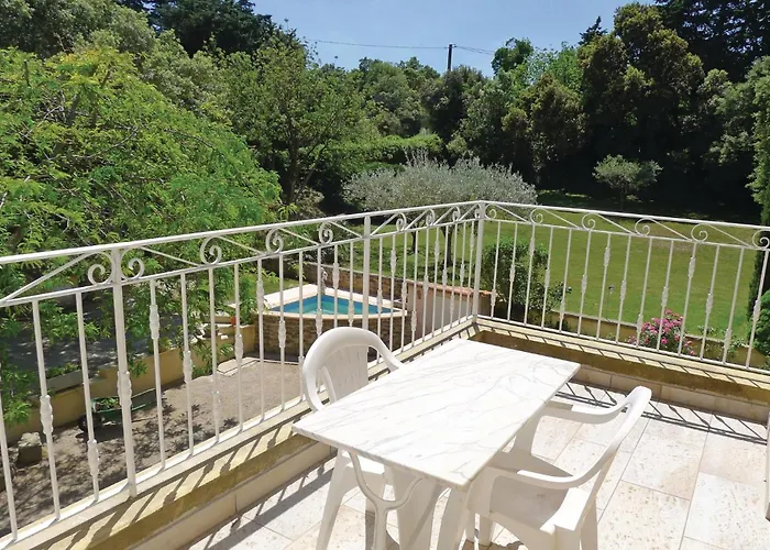 Stunning In Pujaut With Kitchen